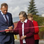 Otwarcie wyremontowanej drogi w Zajączkowie w gminie Piekoszów. Na zdjęciu po lewej Zbigniew Piątek - wójt Piekoszowa. Wstęgę przecina mieszkanka Zajączkowa / Marzena Mąkosa / Radio Kielce