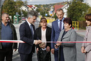 Otwarcie wyremontowanej drogi w Zajączkowie w gminie Piekoszów / Marzena Mąkosa / Radio Kielce