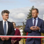 Otwarcie wyremontowanej drogi w Zajączkowie w gminie Piekoszów. Na zdjęciu (od lewej): Krzysztof Słoń - senator RP i Zbigniew Piątek - wójt Piekoszowa / Marzena Mąkosa / Radio Kielce