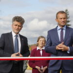 Otwarcie wyremontowanej drogi w Zajączkowie w gminie Piekoszów. Na zdjęciu (od lewej): Krzysztof Słoń - senator RP i Zbigniew Piątek - wójt Piekoszowa / Marzena Mąkosa / Radio Kielce