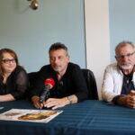 Konferencja prasowa dotycząca spektaklu "Brat naszego Boga". Na zdjęciu (od lewej): Danuta Danek - koordynator, Artur Dziurman - reżyser i Józef Kołodziej - aktor / Marzena Mąkosa / Radio Kielce