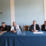 Konferencja prasowa dotycząca spektaklu "Brat naszego Boga". Na zdjęciu (od lewej): Danuta Danek - koordynator, Artur Dziurman - reżyser, Józef Kołodziej - aktor, Jarosław Machnicki - dyrektor WDK i Marcin Janaszek - kierownik działu Animacji i Edukacji Kulturalnej w WDK / Marzena Mąkosa / Radio Kielce