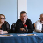 Konferencja prasowa dotycząca spektaklu "Brat naszego Boga". Na zdjęciu (od lewej): Danuta Danek - koordynator, Artur Dziurman - reżyser i Józef Kołodziej - aktor / Marzena Mąkosa / Radio Kielce