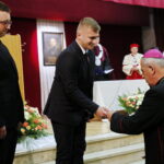 Inauguracja roku w kieleckim seminarium. Wręczenie legitymacji studenckich przez biskupa Jana Piotrowskiego  / Marzena Mąkosa / Radio Kielce