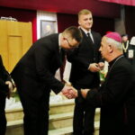 Inauguracja roku w kieleckim seminarium. Wręczenie legitymacji studenckich przez biskupa Jana Piotrowskiego  / Marzena Mąkosa / Radio Kielce