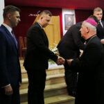 Inauguracja roku w kieleckim seminarium. Wręczenie legitymacji studenckich przez biskupa Jana Piotrowskiego  / Marzena Mąkosa / Radio Kielce