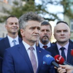 Konferencja PiS na kieleckim Rynku. Na zdjęciu: Krzysztof Słoń  - senator RP / Marzena Mąkosa / Radio Kielce