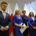 Konferencja w urzędzie wojewódzkim. Elżbieta Rafalska - minister rodziny, pracy i polityki społecznej wraz z wojewodą podsumowała ministerialne programy realizowane w województwie świętokrzyskim. Na zdjęciu (od lewej): Krzysztof Słoń - senator RP, Anna Krupka - poseł PiS, Elżbieta Rafalska - minister, Agata Wojtyszek - wojewoda świętokrzyski i Andrzej Kryj - poseł PiS / Marzena Mąkosa / Radio Kielce