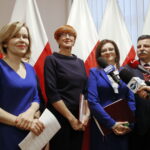 Konferencja w urzędzie wojewódzkim. Elżbieta Rafalska - minister rodziny, pracy i polityki społecznej wraz z wojewodą podsumowała ministerialne programy realizowane w województwie świętokrzyskim. Na zdjęciu (od  lewej): Anna Krupka - poseł PiS, Elżbieta Rafalska - minister, Agata Wojtyszek - wojewoda świętokrzyski i Andrzej Kryj - poseł PiS / Marzena Mąkosa / Radio Kielce