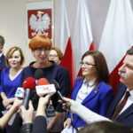 Konferencja w urzędzie wojewódzkim. Elżbieta Rafalska - minister rodziny, pracy i polityki społecznej wraz z wojewodą podsumowała ministerialne programy realizowane w województwie świętokrzyskim. Na zdjęciu (od lewej): Krzysztof Słoń - senator RP, Anna Krupka - poseł PiS, Elżbieta Rafalska - minister, Agata Wojtyszek - wojewoda świętokrzyski i Andrzej Kryj - poseł PiS / Marzena Mąkosa / Radio Kielce