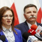 Konferencja w urzędzie wojewódzkim. Elżbieta Rafalska - minister rodziny, pracy i polityki społecznej wraz z wojewodą podsumowała ministerialne programy realizowane w województwie świętokrzyskim. Na zdjęciu (od lewej): Agata Wojtyszek - wojewoda świętokrzyski i Andrzej Kryj - poseł PiS  / Marzena Mąkosa / Radio Kielce