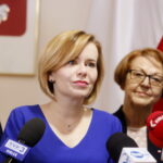 Konferencja w urzędzie wojewódzkim. Elżbieta Rafalska - minister rodziny, pracy i polityki społecznej wraz z wojewodą podsumowała ministerialne programy realizowane w województwie świętokrzyskim. Na zdjęciu (od lewej): Anna Krupka - poseł PiS i Maria Zuba - poseł PiS  / Marzena Mąkosa / Radio Kielce