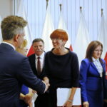 Konferencja w urzędzie wojewódzkim. Elżbieta Rafalska - minister rodziny, pracy i polityki społecznej wraz z wojewodą podsumowała ministerialne programy realizowane w województwie świętokrzyskim. Na zdjęciu: minister Elżbieta Rafalska i Krzysztof Słoń - senator RP  / Marzena Mąkosa / Radio Kielce