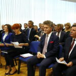 Konferencja w urzędzie wojewódzkim. Elżbieta Rafalska - minister rodziny, pracy i polityki społecznej wraz z wojewodą podsumowała ministerialne programy realizowane w województwie świętokrzyskim. Na zdjęciu (od lewej): Maria Zuba - poseł PiS, Agata Wojtyszek - wojewoda świętokrzyski, minister Elżbieta Rafalska, Krzysztof Słoń - senator RP i Andrzej Kryj - poseł PiS / Marzena Mąkosa / Radio Kielce