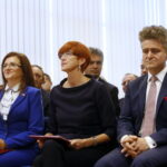 Konferencja w urzędzie wojewódzkim. Elżbieta Rafalska - minister rodziny, pracy i polityki społecznej wraz z wojewodą podsumowała ministerialne programy realizowane w województwie świętokrzyskim. Na zdjęciu (od lewej): Agata Wojtyszek - wojewoda świętokrzyski, minister Elżbieta Rafalska, Krzysztof Słoń - senator RP  / Marzena Mąkosa / Radio Kielce