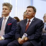 Konferencja w urzędzie wojewódzkim. Elżbieta Rafalska - minister rodziny, pracy i polityki społecznej wraz z wojewodą podsumowała ministerialne programy realizowane w województwie świętokrzyskim. Na zdjęciu (od lewej): Krzysztof Słoń - senator RP i Andrzej Kryj - poseł PiS / Marzena Mąkosa / Radio Kielce