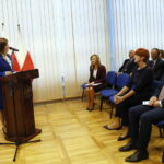 Konferencja w urzędzie wojewódzkim. Elżbieta Rafalska - minister rodziny, pracy i polityki społecznej wraz z wojewodą podsumowała ministerialne programy realizowane w województwie świętokrzyskim. Na zdjęciu po lewej Agata Wojtyszek - wojewoda świętokrzyski  / Marzena Mąkosa / Radio Kielce