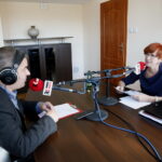 Konferencja w urzędzie wojewódzkim. Elżbieta Rafalska - minister rodziny, pracy i polityki społecznej wraz z wojewodą podsumowała ministerialne programy realizowane w województwie świętokrzyskim. Na zdjęciu minister Elżbieta Rafalska i Radosław Podsiadły - Radio Kielce / Marzena Mąkosa / Radio Kielce