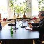 Konferencja w urzędzie wojewódzkim. Elżbieta Rafalska - minister rodziny, pracy i polityki społecznej wraz z wojewodą podsumowała ministerialne programy realizowane w województwie świętokrzyskim. Minister Elżbieta Rafalska i Radosław Podsiadły - Radio Kielce  / Marzena Mąkosa / Radio Kielce