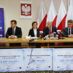 Konferencja prasowa Sławomira Gadomskiego, wiceministra zdrowia w urzędzie wojewódzkim. Podpisanie umów na wsparcie szpitalnych oddziałów ratunkowych i umów na stypendia dla pielęgniarek. Na zdjęciu (od lewej): Jacek Włosowicz - senator RP, Agata Wojtyszek - wojewoda świętokrzyski, Sławomir Gadomski - wiceminister zdrowia i Krzysztof Słoń - senator RP / Marzena Mąkosa / Radio Kielce