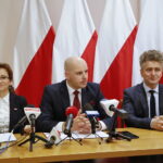 Konferencja prasowa Sławomira Gadomskiego, wiceministra zdrowia w urzędzie wojewódzkim. Podpisanie umów na wsparcie szpitalnych oddziałów ratunkowych i umów na stypendia dla pielęgniarek. Na zdjęciu (od lewej): Agata Wojtyszek - wojewoda świętokrzyski, Sławomir Gadomski - wiceminister zdrowia i Krzysztof Słoń - senator RP / Marzena Mąkosa / Radio Kielce