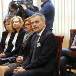 Konferencja prasowa Sławomira Gadomskiego, wiceministra zdrowia w urzędzie wojewódzkim. Podpisanie umów na wsparcie szpitalnych oddziałów ratunkowych i umów na stypendia dla pielęgniarek / Marzena Mąkosa / Radio Kielce