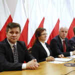 Konferencja prasowa Sławomira Gadomskiego, wiceministra zdrowia w urzędzie wojewódzkim. Podpisanie umów na wsparcie szpitalnych oddziałów ratunkowych i umów na stypendia dla pielęgniarek. Na zdjęciu (od lewej): Jacek Włosowicz - senator RP, Agata Wojtyszek - wojewoda świętokrzyski, Sławomir Gadomski - wiceminister zdrowia i Krzysztof Słoń - senator RP / Marzena Mąkosa / Radio Kielce