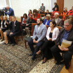 Konferencja prasowa Sławomira Gadomskiego, wiceministra zdrowia w urzędzie wojewódzkim. Podpisanie umów na wsparcie szpitalnych oddziałów ratunkowych i umów na stypendia dla pielęgniarek / Marzena Mąkosa / Radio Kielce