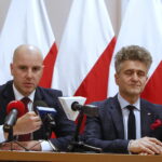 Konferencja prasowa Sławomira Gadomskiego, wiceministra zdrowia w urzędzie wojewódzkim. Podpisanie umów na wsparcie szpitalnych oddziałów ratunkowych i umów na stypendia dla pielęgniarek. Na zdjęciu: Sławomir Gadomski - wiceminister zdrowia i Krzysztof Słoń - senator RP / Marzena Mąkosa / Radio Kielce