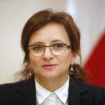 Konferencja prasowa Sławomira Gadomskiego, wiceministra zdrowia w urzędzie wojewódzkim. Podpisanie umów na wsparcie szpitalnych oddziałów ratunkowych i umów na stypendia dla pielęgniarek. Na zdjęciu: Agata Wojtyszek - wojewoda świętokrzyski  / Marzena Mąkosa / Radio Kielce