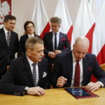 Konferencja prasowa Sławomira Gadomskiego, wiceministra zdrowia w urzędzie wojewódzkim. Podpisanie umów na wsparcie szpitalnych oddziałów ratunkowych i umów na stypendia dla pielęgniarek. Przekazanie funduszy dla Szpitala Powiatowego im. Marii Skłodowskiej-Curie w Skarżysku-Kamiennej  / Marzena Mąkosa / Radio Kielce