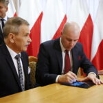 Konferencja prasowa Sławomira Gadomskiego, wiceministra zdrowia w urzędzie wojewódzkim. Podpisanie umów na wsparcie szpitalnych oddziałów ratunkowych i umów na stypendia dla pielęgniarek. Przekazanie funduszy dla Szpitala Powiatowego im. Marii Skłodowskiej-Curie w Skarżysku-Kamiennej  / Marzena Mąkosa / Radio Kielce