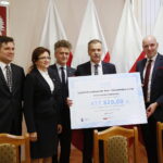 Konferencja prasowa Sławomira Gadomskiego, wiceministra zdrowia w urzędzie wojewódzkim. Podpisanie umów na wsparcie szpitalnych oddziałów ratunkowych i umów na stypendia dla pielęgniarek. Przekazanie funduszy dla Szpitala Powiatowego im. Marii Skłodowskiej-Curie w Skarżysku-Kamiennej  / Marzena Mąkosa / Radio Kielce