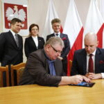 Konferencja prasowa Sławomira Gadomskiego, wiceministra zdrowia w urzędzie wojewódzkim. Podpisanie umów na wsparcie szpitalnych oddziałów ratunkowych i umów na stypendia dla pielęgniarek. Przekazanie funduszy dla Wojewódzkiego Szpitala Zespolonego w Kielcach / Marzena Mąkosa / Radio Kielce