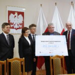 Konferencja prasowa Sławomira Gadomskiego, wiceministra zdrowia w urzędzie wojewódzkim. Podpisanie umów na wsparcie szpitalnych oddziałów ratunkowych i umów na stypendia dla pielęgniarek. Przekazanie funduszy dla Wojewódzkiego Szpitala Zespolonego w Kielcach / Marzena Mąkosa / Radio Kielce