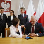 Konferencja prasowa Sławomira Gadomskiego, wiceministra zdrowia w urzędzie wojewódzkim. Podpisanie umów na wsparcie szpitalnych oddziałów ratunkowych i umów na stypendia dla pielęgniarek. Przekazanie funduszy dla Powiatowego Zakładu Opieki Zdrowotnej w Starachowicach / Marzena Mąkosa / Radio Kielce