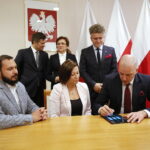 Konferencja prasowa Sławomira Gadomskiego, wiceministra zdrowia w urzędzie wojewódzkim. Podpisanie umów na wsparcie szpitalnych oddziałów ratunkowych i umów na stypendia dla pielęgniarek. Przekazanie funduszy dla Powiatowego Zakładu Opieki Zdrowotnej w Starachowicach / Marzena Mąkosa / Radio Kielce