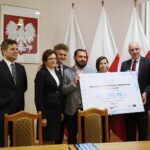 Konferencja prasowa Sławomira Gadomskiego, wiceministra zdrowia w urzędzie wojewódzkim. Podpisanie umów na wsparcie szpitalnych oddziałów ratunkowych i umów na stypendia dla pielęgniarek. Przekazanie funduszy dla Powiatowego Zakładu Opieki Zdrowotnej w Starachowicach / Marzena Mąkosa / Radio Kielce