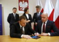 Konferencja prasowa Sławomira Gadomskiego, wiceministra zdrowia w urzędzie wojewódzkim. Podpisanie umów na wsparcie szpitalnych oddziałów ratunkowych i umów na stypendia dla pielęgniarek. Przekazanie funduszy dla Szpitala Specjalistycznego Ducha Świętego w Sandomierzu / Marzena Mąkosa / Radio Kielce