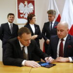 Konferencja prasowa Sławomira Gadomskiego, wiceministra zdrowia w urzędzie wojewódzkim. Podpisanie umów na wsparcie szpitalnych oddziałów ratunkowych i umów na stypendia dla pielęgniarek. Przekazanie funduszy dla Szpitala Specjalistycznego Ducha Świętego w Sandomierzu / Marzena Mąkosa / Radio Kielce