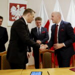 Konferencja prasowa Sławomira Gadomskiego, wiceministra zdrowia w urzędzie wojewódzkim. Podpisanie umów na wsparcie szpitalnych oddziałów ratunkowych i umów na stypendia dla pielęgniarek. Przekazanie funduszy dla Szpitala Specjalistycznego Ducha Świętego w Sandomierzu / Marzena Mąkosa / Radio Kielce