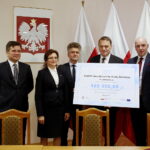 Konferencja prasowa Sławomira Gadomskiego, wiceministra zdrowia w urzędzie wojewódzkim. Podpisanie umów na wsparcie szpitalnych oddziałów ratunkowych i umów na stypendia dla pielęgniarek. Przekazanie funduszy dla Szpitala Specjalistycznego Ducha Świętego w Sandomierzu / Marzena Mąkosa / Radio Kielce