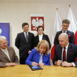 Konferencja prasowa Sławomira Gadomskiego, wiceministra zdrowia w urzędzie wojewódzkim. Podpisanie umów na wsparcie szpitalnych oddziałów ratunkowych i umów na stypendia dla pielęgniarek. Przekazanie funduszy dla Wyższej Szkoły Biznesu i Przedsiębiorczości w Ostrowcu Świętokrzyskim  / Marzena Mąkosa / Radio Kielce