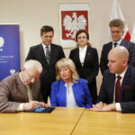 Konferencja prasowa Sławomira Gadomskiego, wiceministra zdrowia w urzędzie wojewódzkim. Podpisanie umów na wsparcie szpitalnych oddziałów ratunkowych i umów na stypendia dla pielęgniarek. Przekazanie funduszy dla Wyższej Szkoły Biznesu i Przedsiębiorczości w Ostrowcu Świętokrzyskim  / Marzena Mąkosa / Radio Kielce