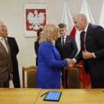 Konferencja prasowa Sławomira Gadomskiego, wiceministra zdrowia w urzędzie wojewódzkim. Podpisanie umów na wsparcie szpitalnych oddziałów ratunkowych i umów na stypendia dla pielęgniarek. Przekazanie funduszy dla Wyższej Szkoły Biznesu i Przedsiębiorczości w Ostrowcu Świętokrzyskim  / Marzena Mąkosa / Radio Kielce