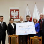 Konferencja prasowa Sławomira Gadomskiego, wiceministra zdrowia w urzędzie wojewódzkim. Podpisanie umów na wsparcie szpitalnych oddziałów ratunkowych i umów na stypendia dla pielęgniarek. Przekazanie funduszy dla Wyższej Szkoły Biznesu i Przedsiębiorczości w Ostrowcu Świętokrzyskim  / Marzena Mąkosa / Radio Kielce