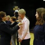 Odznaczenia dla zasłużonych nauczycieli z okazji Dnia Edukacji Narodowej w Zespole Państwowych Szkół Muzycznych w Kielcach. Wręczenie odznaczeń przez Agatę Wojtyszek - wojewodę świętokrzyskiego i Krzysztofa Słonia - senatora RP / Marzena Mąkosa / Radio Kielce