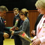 Odznaczenia dla zasłużonych nauczycieli z okazji Dnia Edukacji Narodowej w Zespole Państwowych Szkół Muzycznych w Kielcach. Wręczenie odznaczeń przez Agatę Wojtyszek - wojewodę świętokrzyskiego i Krzysztofa Słonia - senatora RP / Marzena Mąkosa / Radio Kielce