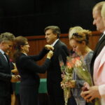 Odznaczenia dla zasłużonych nauczycieli z okazji Dnia Edukacji Narodowej w Zespole Państwowych Szkół Muzycznych w Kielcach. Wręczenie odznaczeń przez Agatę Wojtyszek - wojewodę świętokrzyskiego i Krzysztofa Słonia - senatora RP / Marzena Mąkosa / Radio Kielce