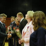 Odznaczenia dla zasłużonych nauczycieli z okazji Dnia Edukacji Narodowej w Zespole Państwowych Szkół Muzycznych w Kielcach. Wręczenie odznaczeń przez Agatę Wojtyszek - wojewodę świętokrzyskiego i Krzysztofa Słonia - senatora RP / Marzena Mąkosa / Radio Kielce